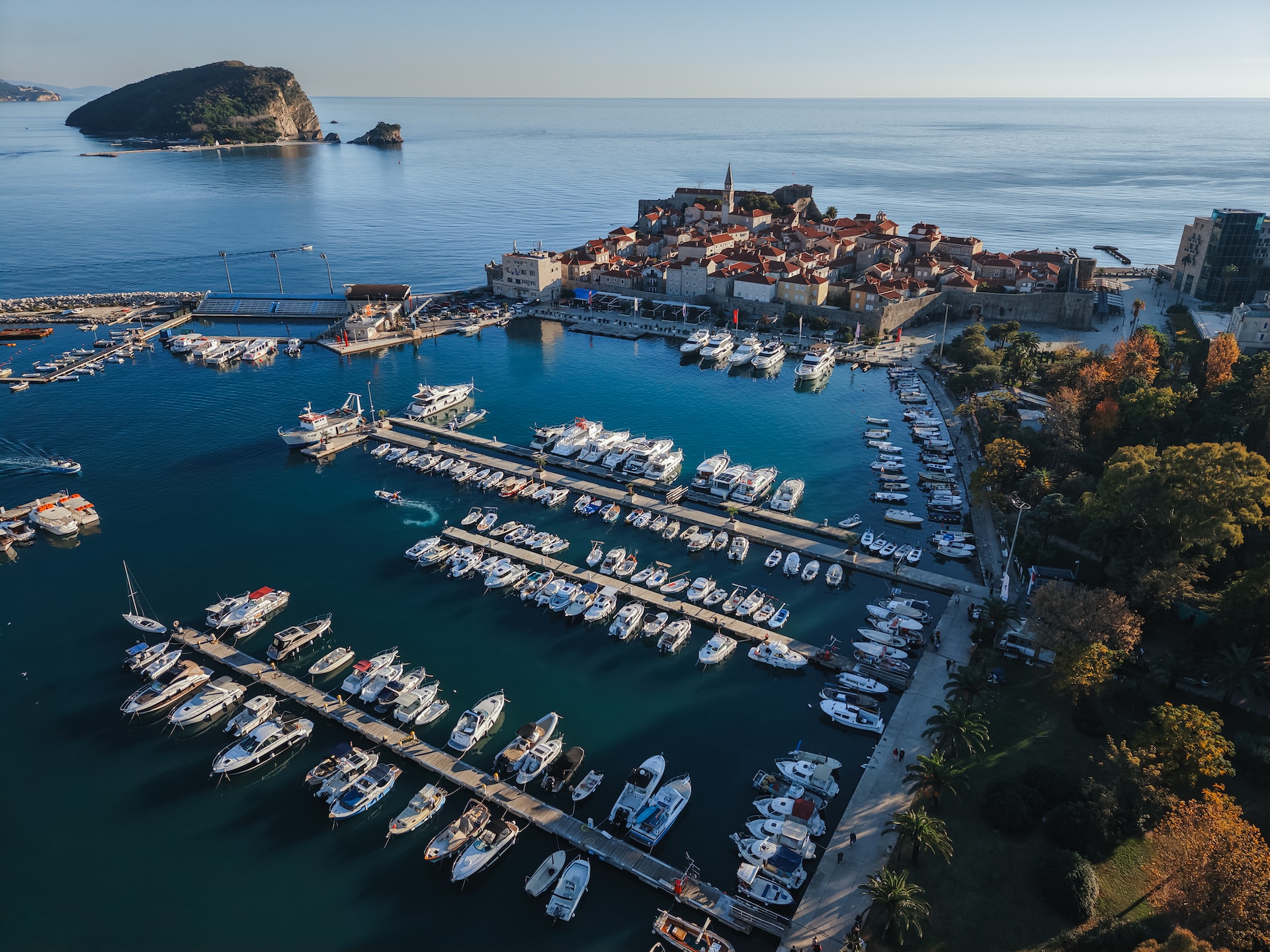Luka Budva dobija 120 novih vezova